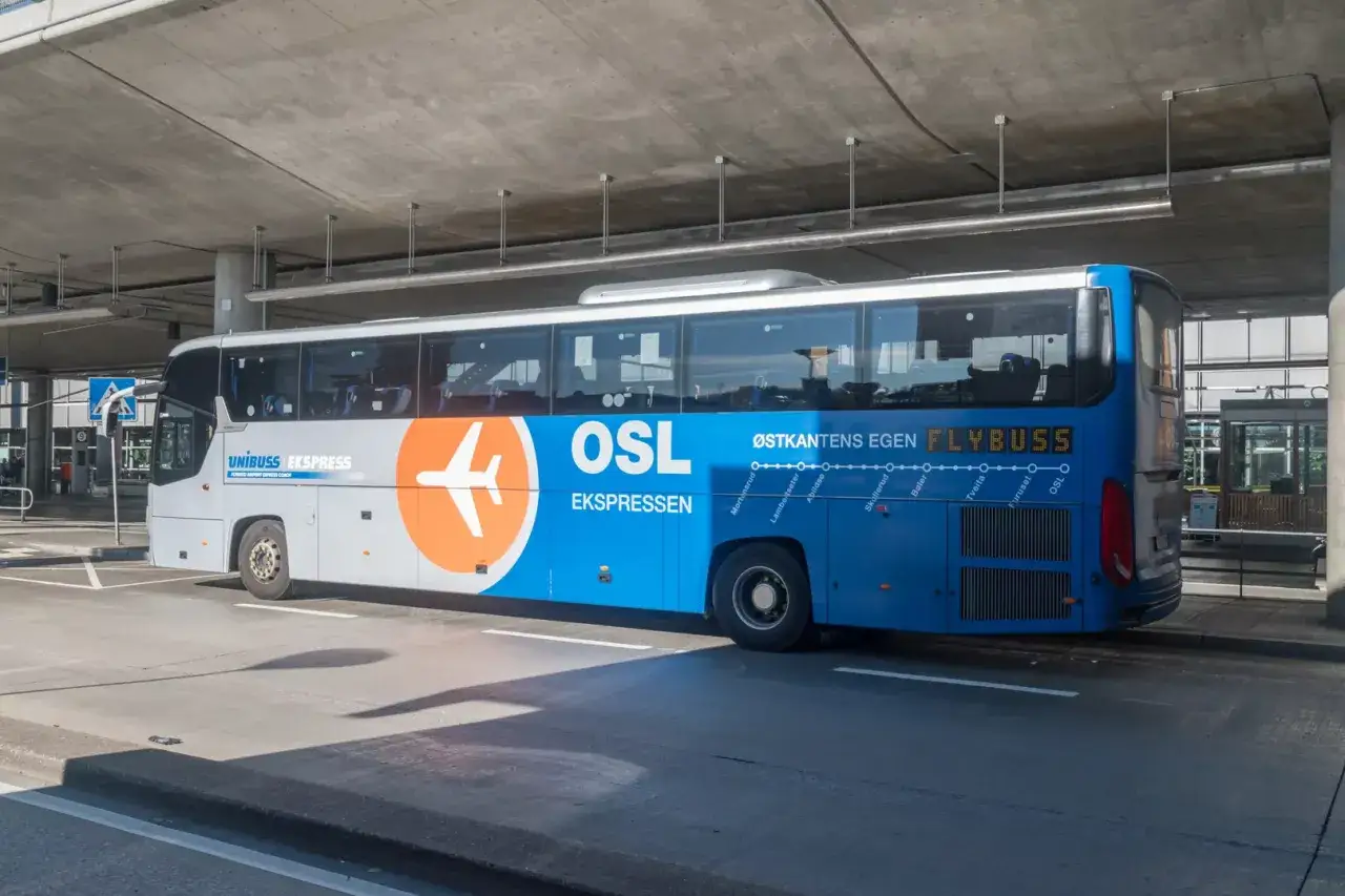 Autobus Flybuss OSL na lotnisku w Oslo, gotowy do podróży po wschodniej stronie miasta.