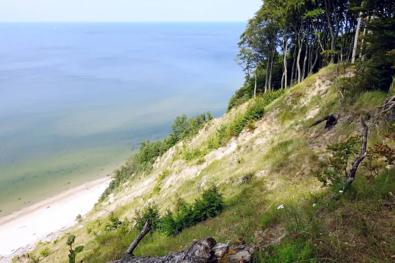 Piękny widok z klifu na morze, idealne miejsce, by pomyśleć, gdzie nad morze pojechać.