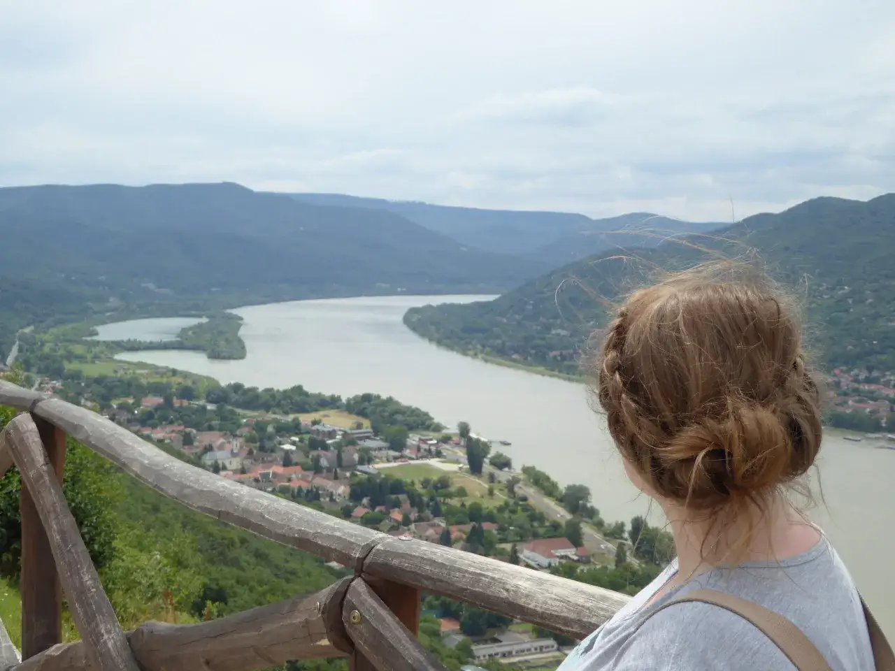 Widok na zakole Dunaju z Wyszehradu. Kobieta z warkoczem podziwia krajobraz.