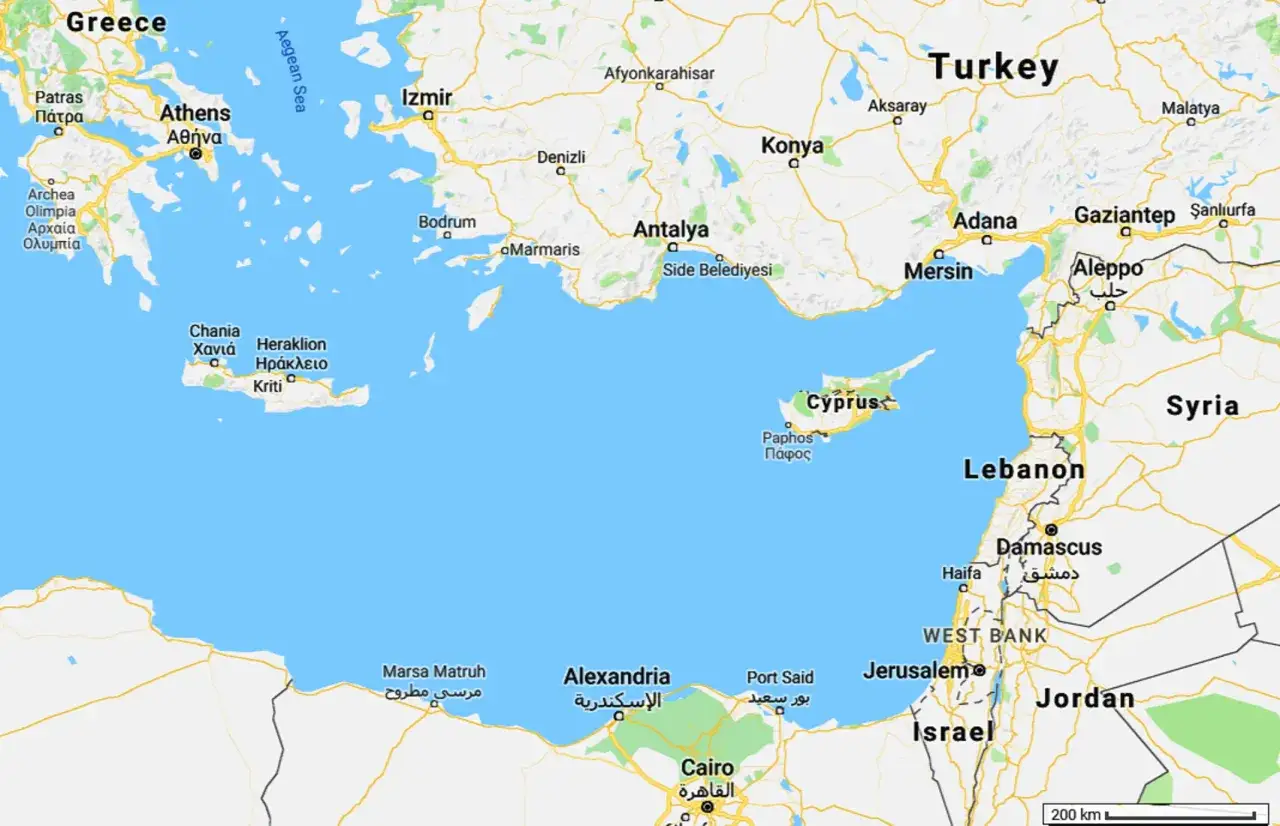 Mapa Morza Śródziemnego z zaznaczonym Cyprem. Czy Cypr jest w Europie? Mapa pokazuje go blisko Turcji i Grecji.