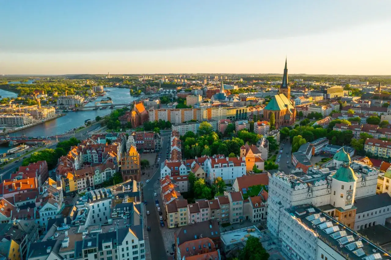 Widok na Szczecin z lotu ptaka. Rzeka, zabytkowe kamienice i kościoły. Poznaj ciekawostki o Szczecinie, spacerując po jego urokliwych uliczkach.