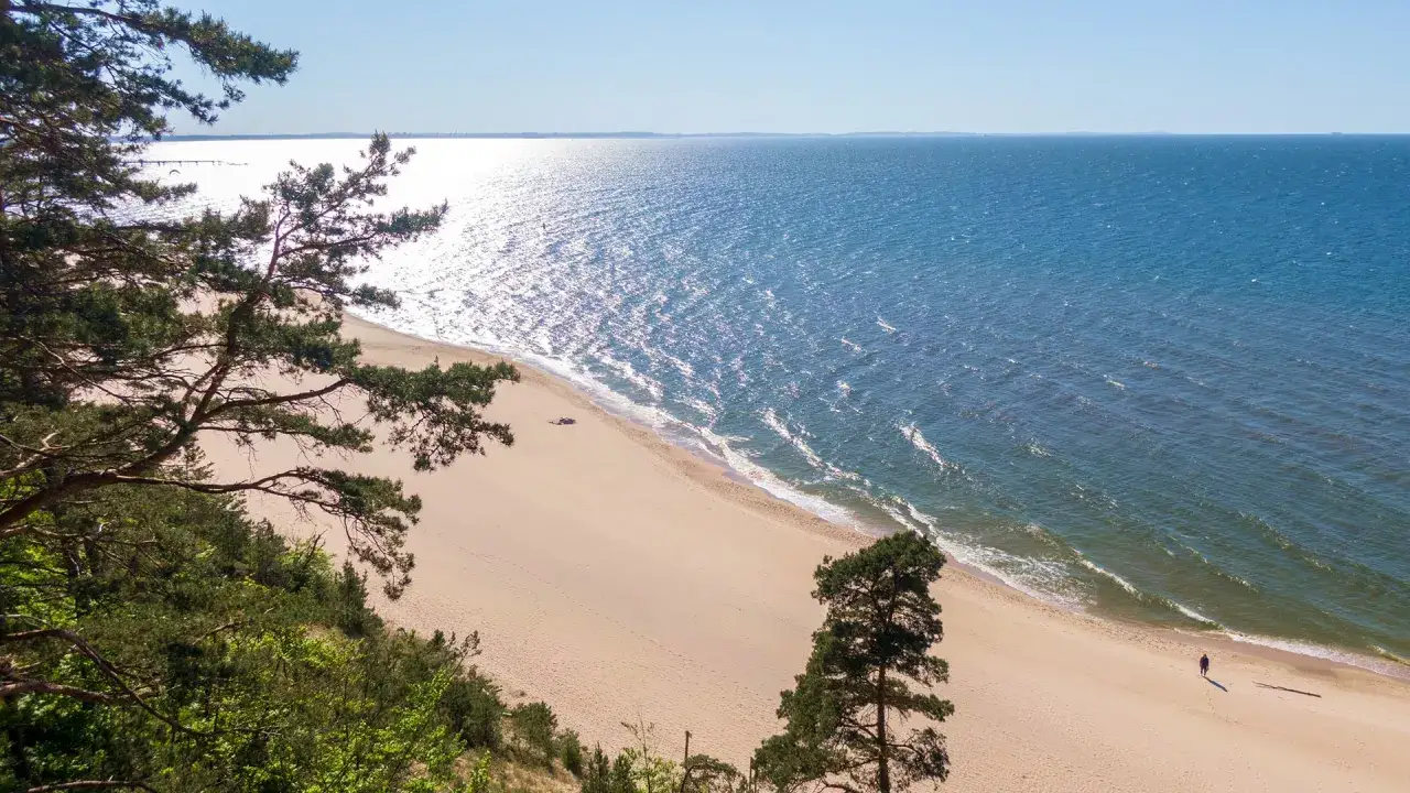 Piękna plaża i morze, idealne miejsce na spacer. Tak właśnie wyglądają okolice, gdzie leżą Międzyzdroje.