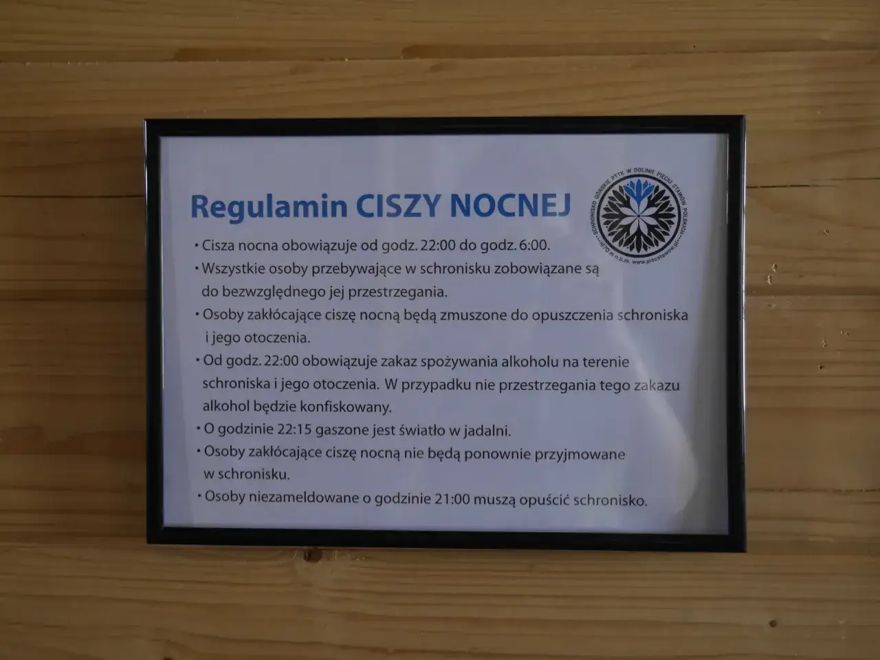 Regulamin PTTK na tablicy w schronisku