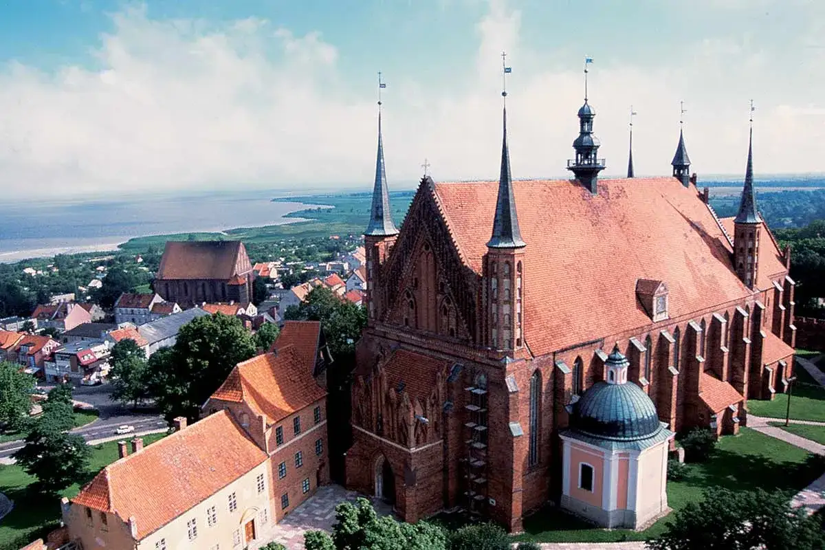 Widok na Frombork z zamkiem i katedrą. Miasto leży nad Zalewem Wiślanym.