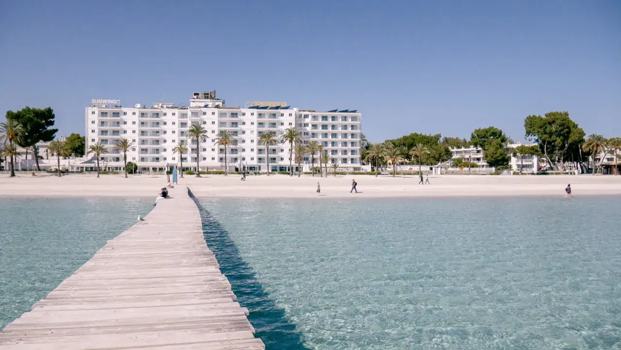 Widok na zatokę Alcudia z długą piaszczystą plażą