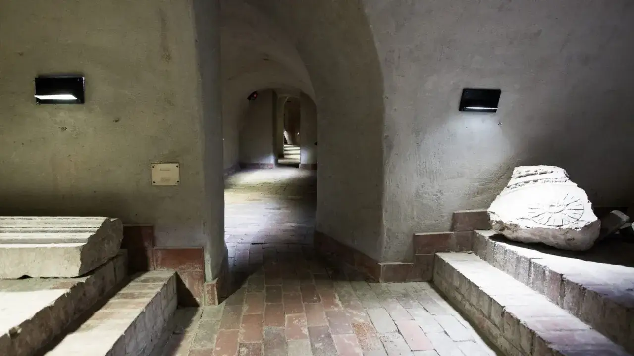 Kamienne fragmenty i łukowaty korytarz tworzą tajemniczą atmosferę, idealną dla lublin nietypowe atrakcje.