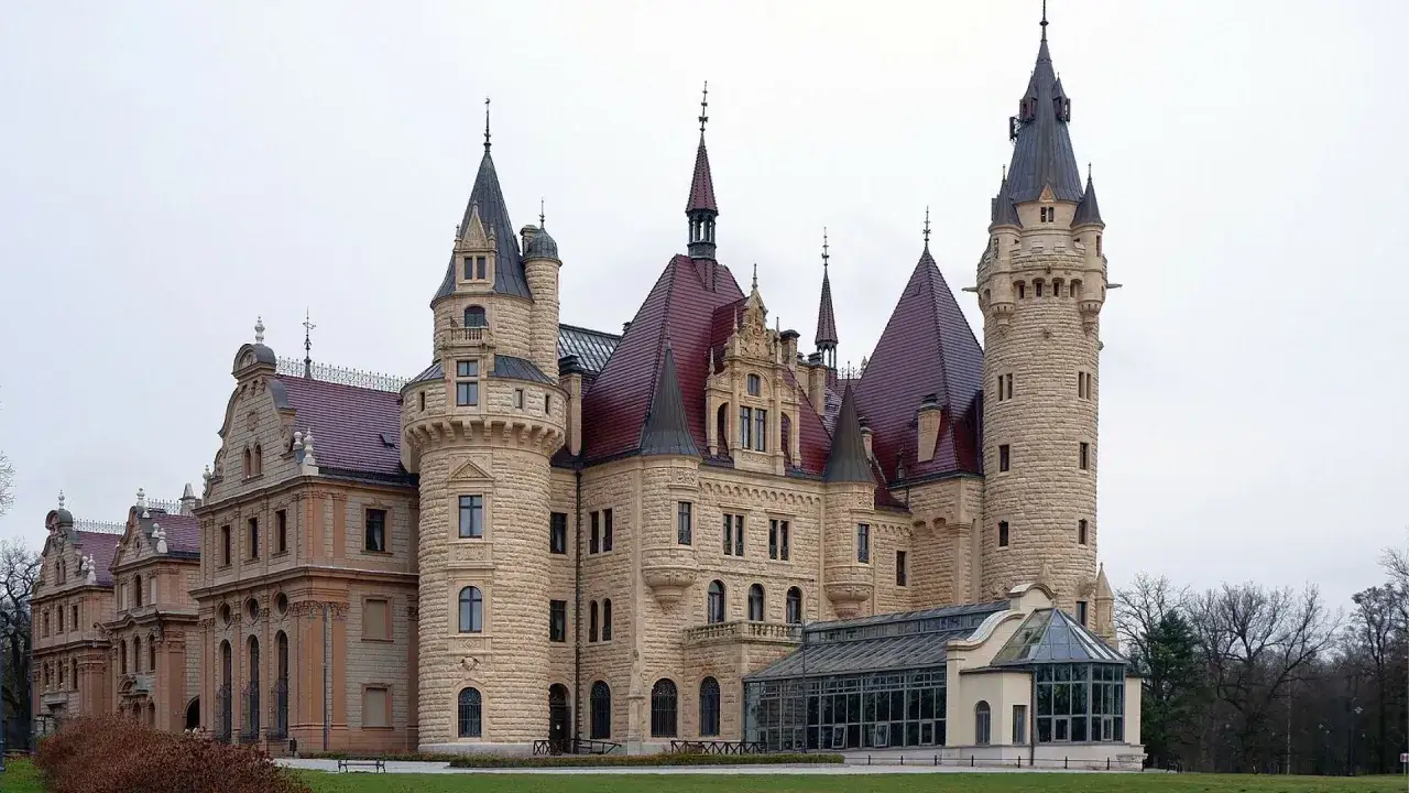 Zamek Książ, jedna z największych atrakcji w promieniu 100 km od Radomia, zachwyca architekturą i historią.