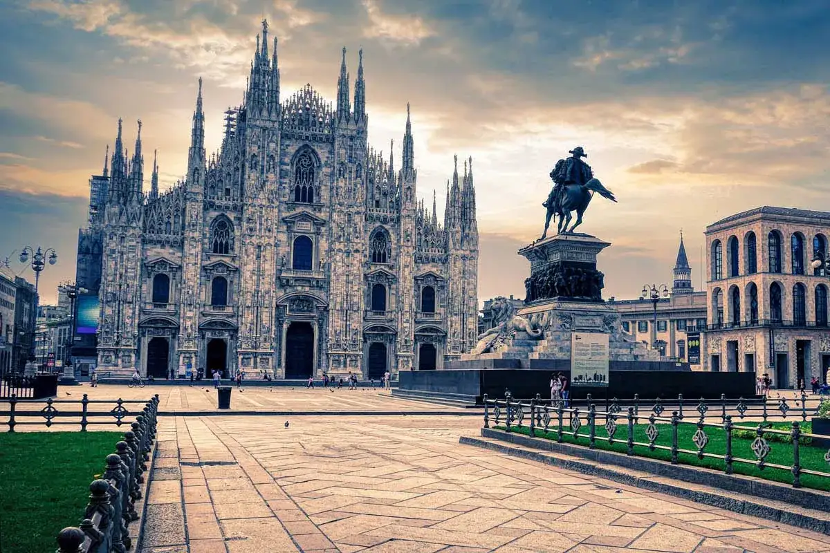 Katedra Duomo i pomnik konny na placu, gdzie jest Mediolan.
