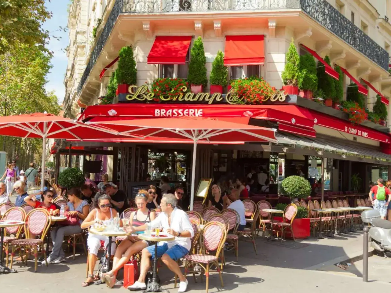 Tętniąca życiem paryska brasserie 
