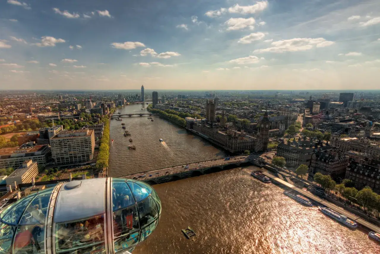 Widok z kapsuły London Eye, ukazujący imponującą london eye wysokość i panoramę miasta z Tamizą.