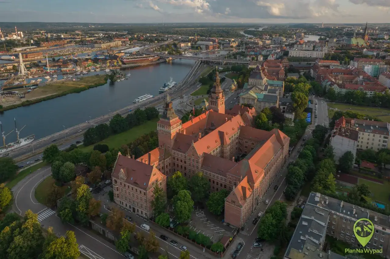 Szczecin z lotu ptaka: Zamek Książąt Pomorskich, port i Odra. Poznaj ciekawostki o Szczecinie i jego urokliwych zakątkach.