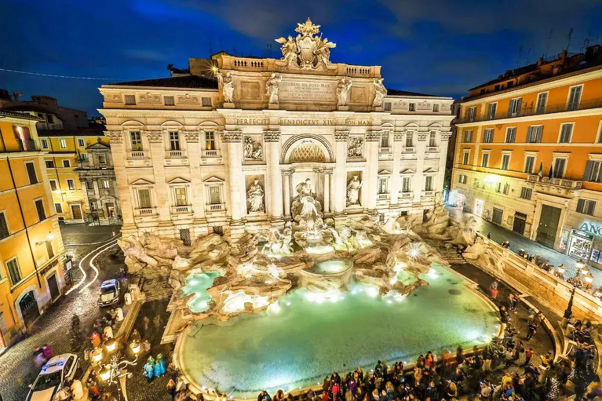 Fontanna di Trevi nocą, tłumy turystów, szukających informacji o fontanna di Trevi bilety.