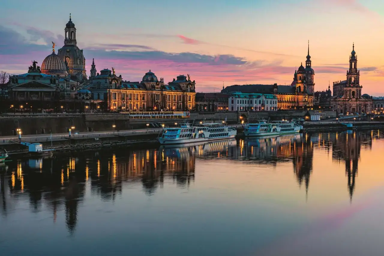 Panorama historycznego miasta europejskiego o zachodzie słońca