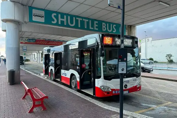 Autobus wahadłowy na lotnisko w Bari. Czerwona ławka czeka na pasażerów.