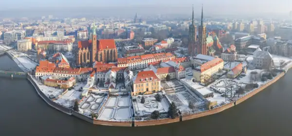 Zimowy Wrocław zachwyca! Spacer po zaśnieżonym Ostrowie Tumskim to świetny pomysł na to, co robić we Wrocławiu zimą.