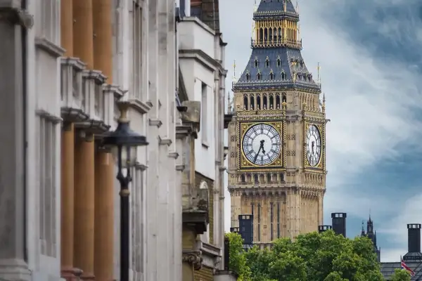 Big Ben w Londynie. Zastanawiasz się, ile funtów zabrać do Anglii na tydzień?