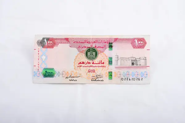 Sto dirhamów, czyli jaka waluta jest w Dubaju, na banknocie z wizerunkiem fortu.
