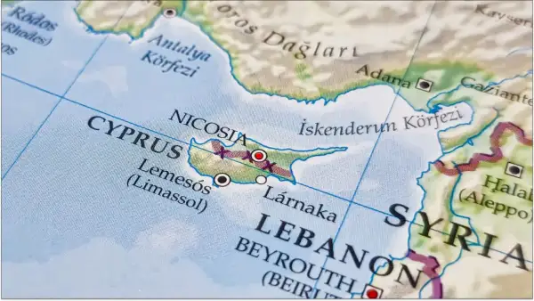 Mapa pokazuje Cypr, jego stolice Nikozję i inne miasta. Czy Cypr jest w Europie? Tak, jest to wyspa na Morzu Śródziemnym, geograficznie blisko Azji, ale kulturowo i politycznie związana z Europą.