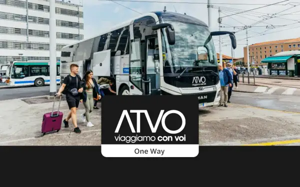 Młodzi ludzie z walizkami wsiadają do autobusu ATVO na lotnisku w Wenecji.