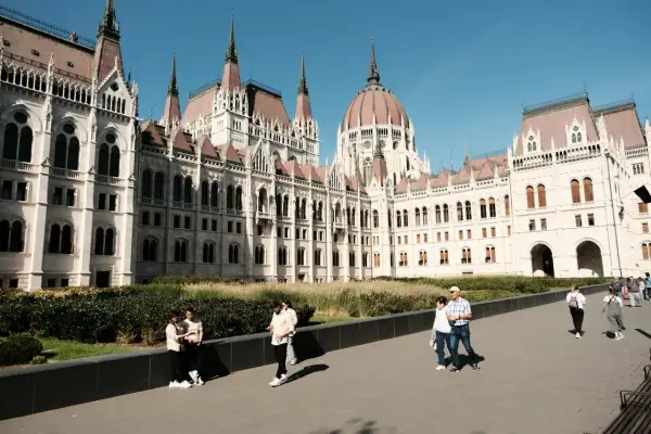 Spacer po Budapeszcie. Wspaniała architektura i piękne ceny w budapeszcie zachęcają do zwiedzania.