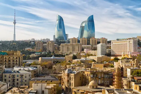 Nowoczesne wieżowce Flame Towers i historyczna zabudowa Baku, symbolizujące rozwój i bezpieczeństwo Azerbejdżanu.