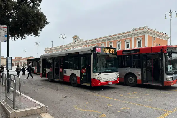 Autobusy komunikacji miejskiej w Bari czekają na pasażerów. Jeden z nich jedzie do Piazza Moro.