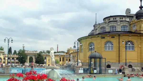 Budapeszt: termy z piękną architekturą i basenami. Sprawdź termy budapeszt cena i zaplanuj relaks.