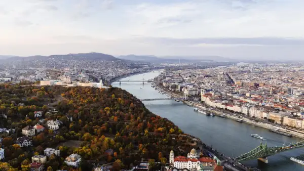 Budapeszt jesienią. Widok na Dunaj, mosty i wzgórza. Ceny na Węgrzech mogą być różne, ale widoki są bezcenne.