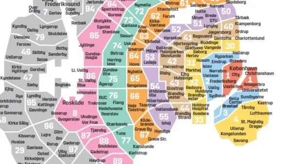 Mapa stacji metra w Kopenhadze z zaznaczonymi strefami i numerami linii.