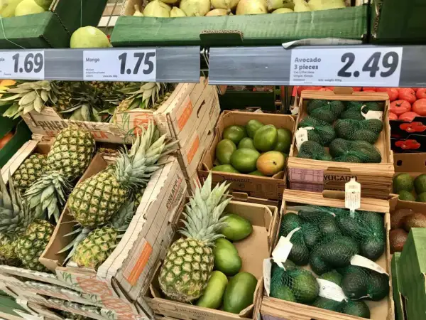 Ananasy, mango i awokado na sprzedaż. Ceny owoców na Malcie pokazują, że koszty życia mogą być różne.