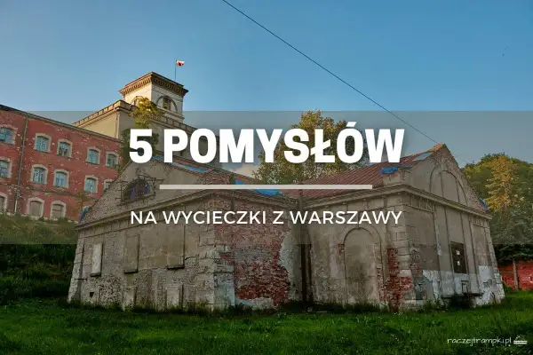 5 pomysłów na wycieczki z Warszawy. Stare budynki fabryczne, jeden z czerwoną cegłą, drugi zniszczony, na tle błękitnego nieba.
