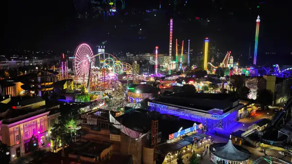 Wiedeński Prater nocą, pełen świateł i atrakcji. Zastanawiasz się nad prater wiedeń cennik?